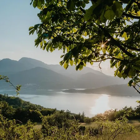 Les Toues Cabanees Du * Le Sauze-du-lac