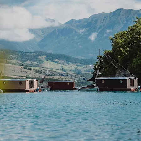 Les Toues Cabanees Du * Le Sauze-du-lac